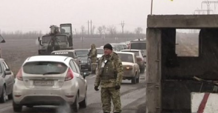 Под обстрел боевиков попал пункт пропуска «Марьинка»