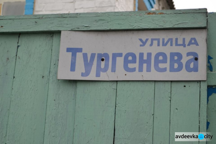 В старой части Авдеевки идут аварийно-восстановительные работы после обстрела