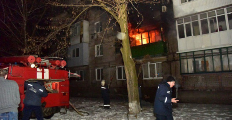 Полицейские спасли жителей горящей многоэтажки в Авдеевке