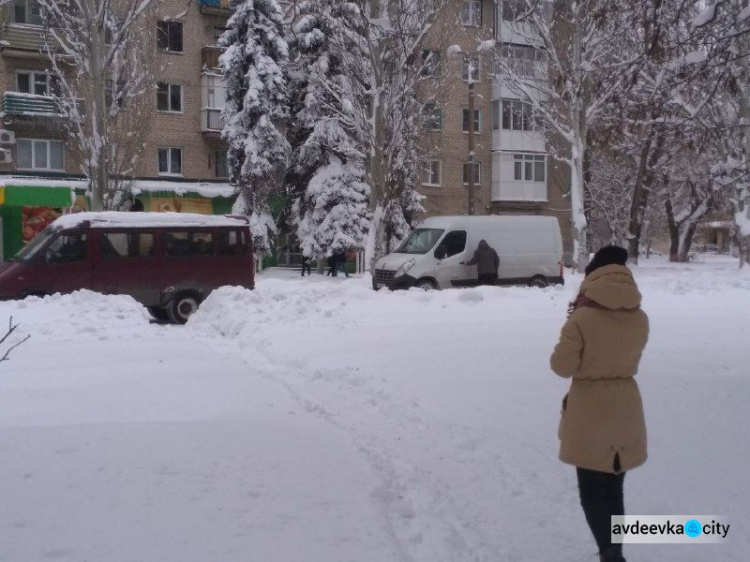 Запорошенная Авдеевка: коммунальщикам - работа, детям - забава (ФОТОРЕПОРТАЖ)