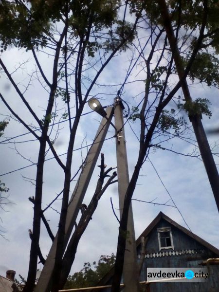 В Авдеевке устанавливали лавочки и ремонтировали светильники