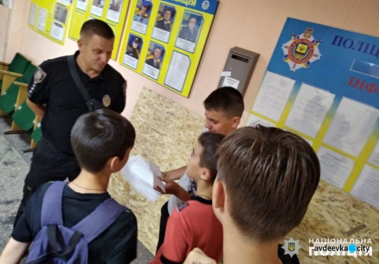 Копы помогли  авдеевской детворе пройти "конституционный" квест (ФОТО)