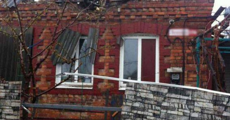 Прифронтовая Марьинка подверглась ночному обстрелу:  поврежден ряд домов
