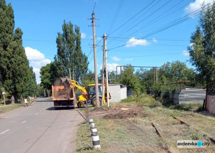 В Авдеевке коммунальщики наводят порядок на улицах старой части города (ФОТО)