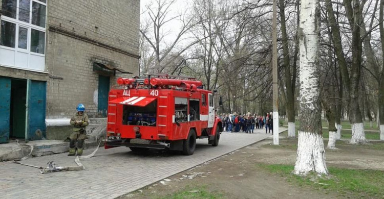 Из-за пожара в библиотеке эвакуированы более 400 авдеевских школьников  (ФОТОРЕПОРТАЖ)
