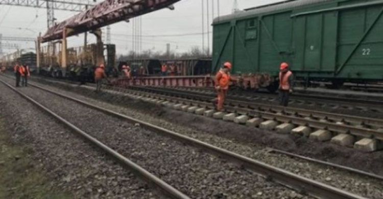 Гройсман высказался о железнодорожном сообщении с Мариуполем