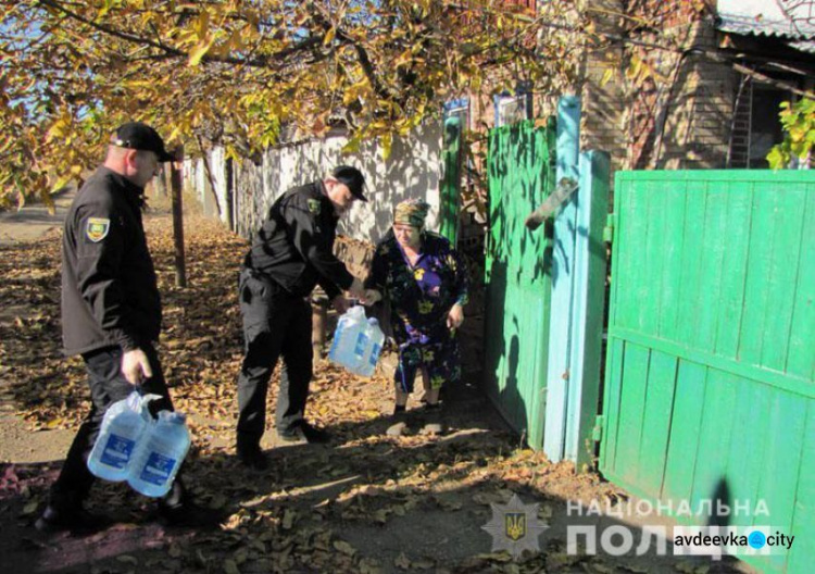 Полиция помогает доставлять питьевую воду в "обезвоженные" прифронтовые поселки под Торецком