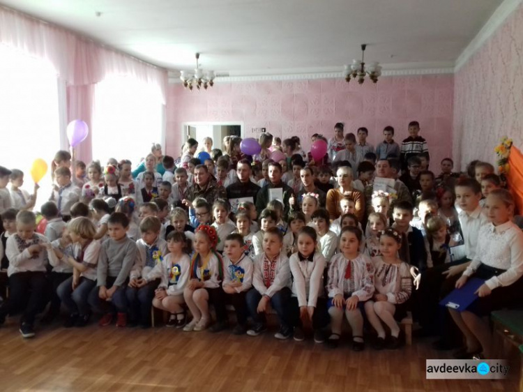 Школьники Авдеевки поздравили защитников Украины (ФОТО)