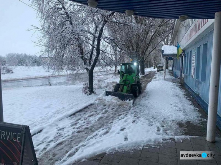 Снігові вихідні: як авдіївські комунальники з негодою боролися (ФОТОФАКТ)