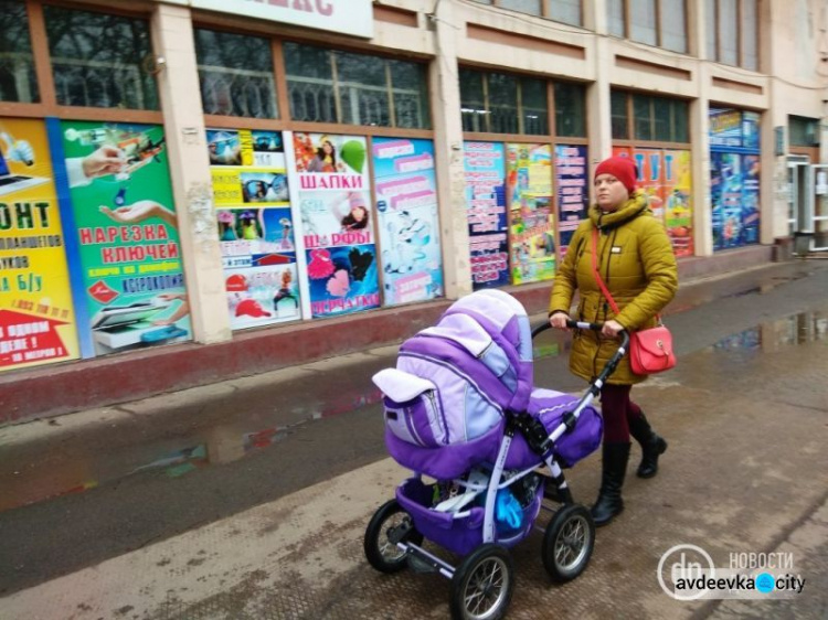 Коляски, цены и раненые дома: фоторепортаж из прифронтовой Авдеевки