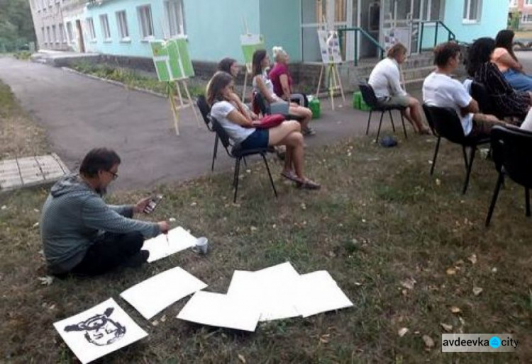 В Авдеевке провели патриотическую акцию «Живые, пока помним»