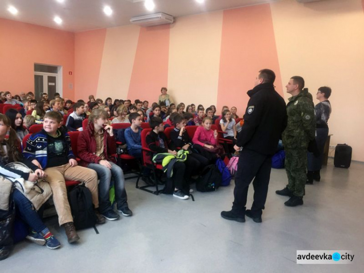 Полиция пришла в одну из школ Авдеевки (ФОТО)
