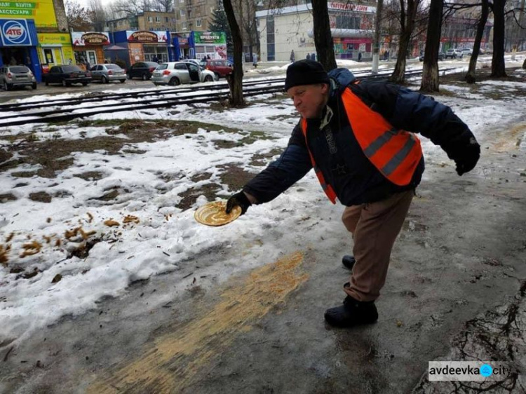 Как авдеевские коммунальщики с гололёдом боролись (ФОТОФАКТ)