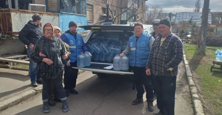 Жителям поселка Опытное доставили около 7 тонн питьевой воды