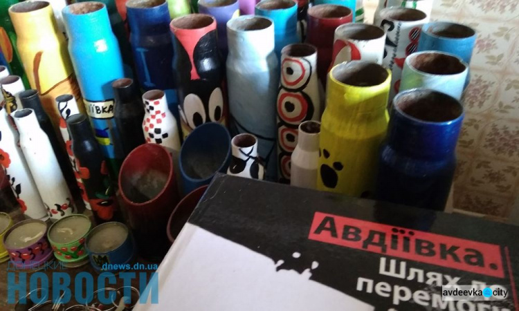 В Авдеевке гильзы и осколки снарядов превращают в сувениры для помощи военным