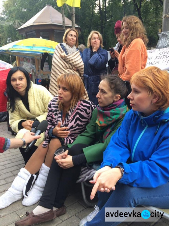 Под стенами Кабмина переселенцы в халатах сражались за жилье (ФОТО)