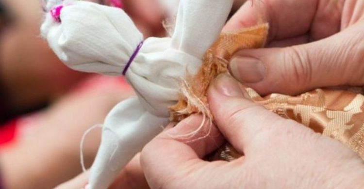 Детвора из Орловки ко Дню семьи смастерила мотанки для родных и близких