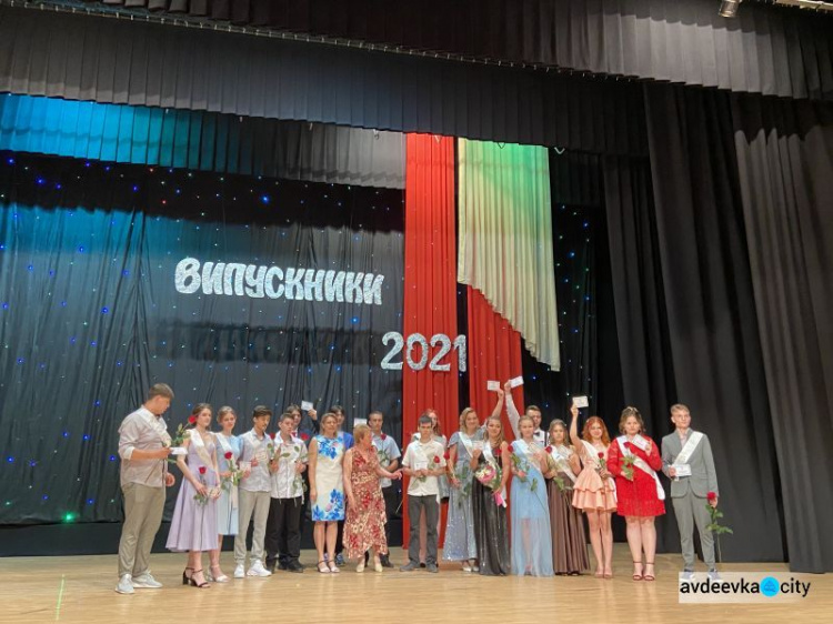 Состоялся первый в истории Авдеевки грандиозный, общегородской выпускной бал для старшеклассников