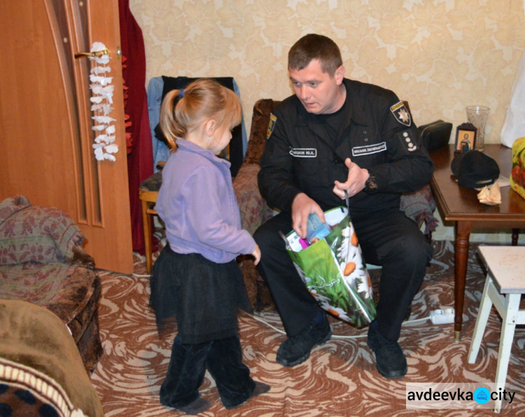 Девочек, которые потеряли родителей во время обстрела Авдеевки, навестили Покровские правоохранители (ФОТО)
