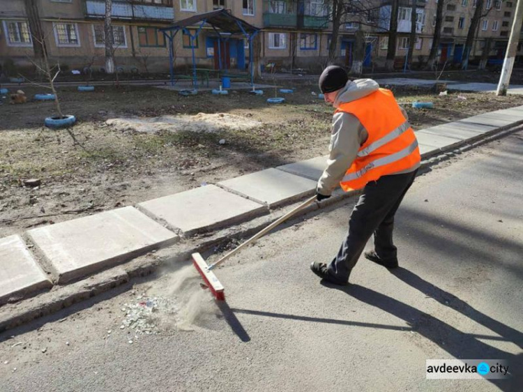 Комунальники Авдіївки прибирають місто після обстрілів (ФОТОФАКТ)