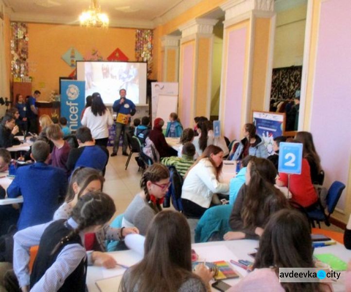 Дети из Авдеевки сыграли в брейн-ринг и получили фирменные рюкзаки ЮНИСЕФ