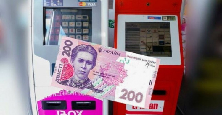 Одесит привласнив 54 тисячі гривень, багаторазово поповнюючи термінал розрізаною купюрою з ниткою