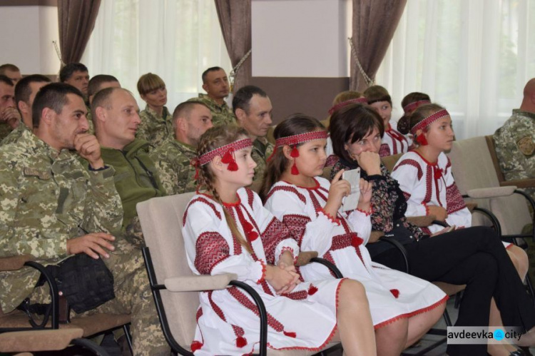 В Авдеевке чествовали защитников: фоторепортаж
