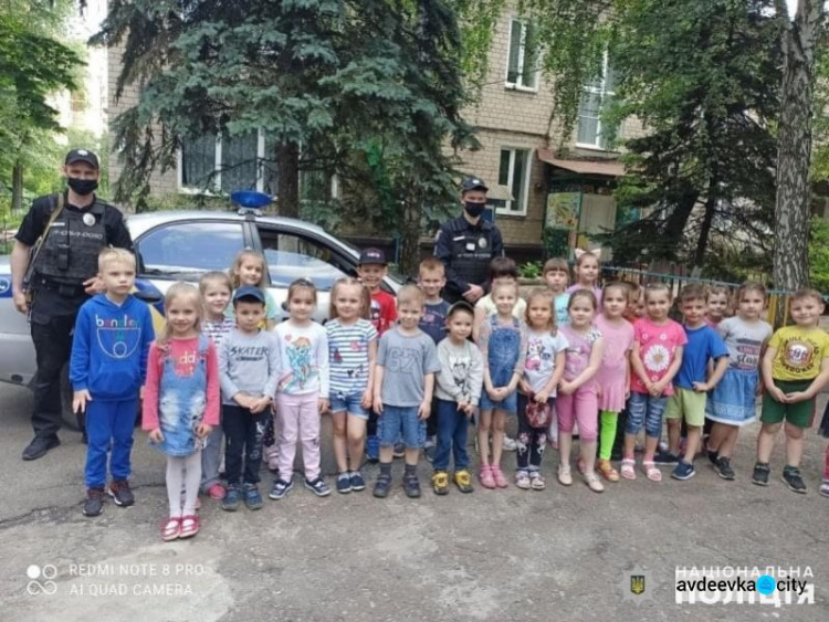 Авдіївські поліцейські розказали малюкам про правила безпеки дорожнього руху