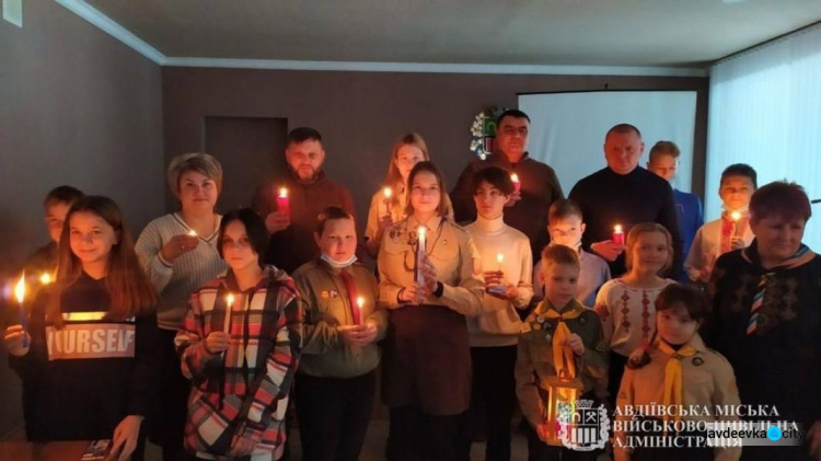 Авдіївські пластуни передали міській ВЦА Віфлеємський вогонь миру