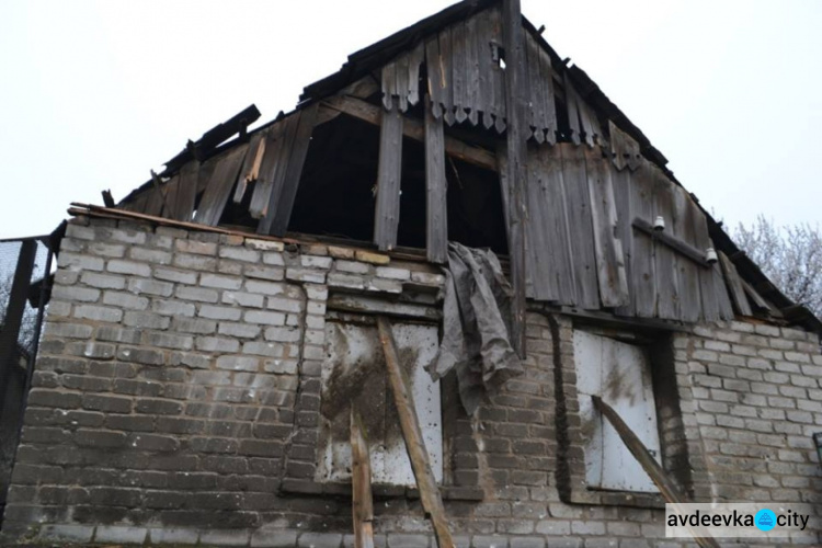 В старой части Авдеевки идут аварийно-восстановительные работы после обстрела