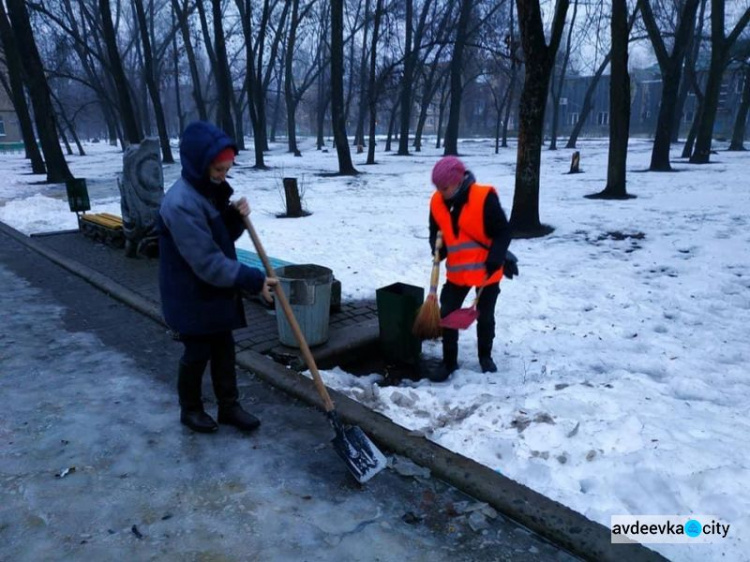 Как авдеевские коммунальщики с гололёдом боролись (ФОТОФАКТ)