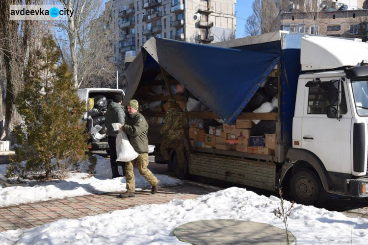 Жителям прифронтового села Ласточкино, что в пригороде Авдеевки, передали гуманитарный груз