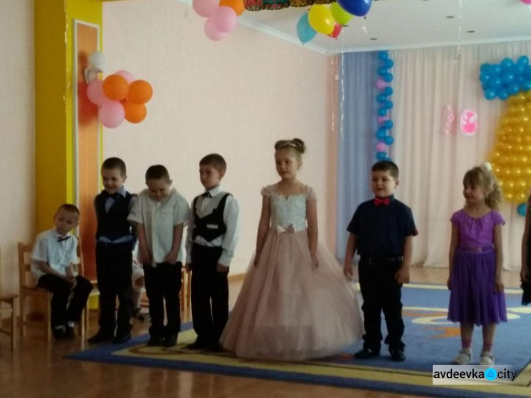 Авдеевские малыши прощались с беззаботным детством (ФОТО)