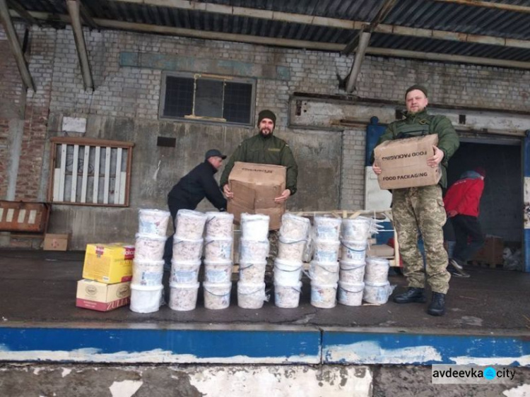  Авдеевские "симики" отчитались: подарки и радость детям и военным доставлены (ФОТО)