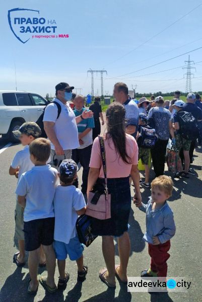 Открытие КПВВ на Донбассе: боевики не пропускают людей