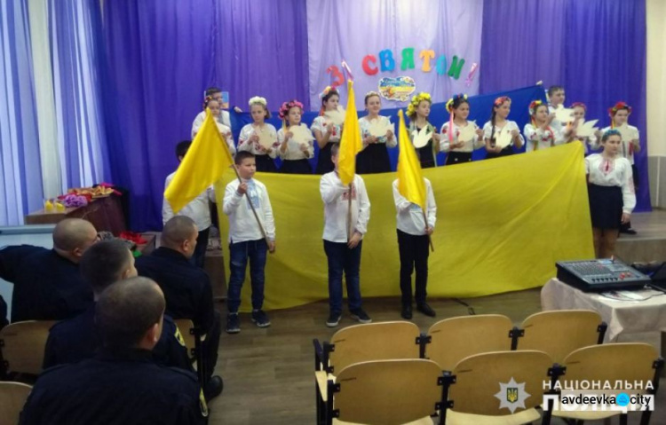 Авдеевские копы побывали на школьном празднике и ушли с оберегами (ФОТО)