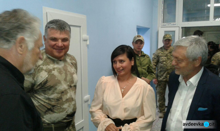 Послу и заместителю Министра иностранных дел  Республики Польша  показали модернизированную авдеевскую школу (ФОТОФАКТ)