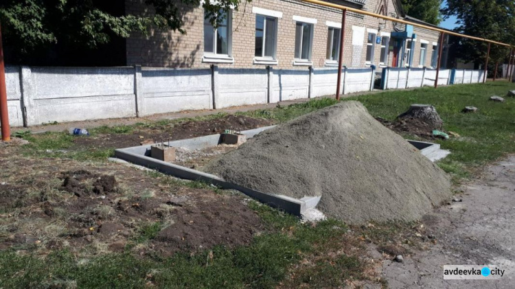В старой части Авдеевки стартовали работы по установке остановочных павильонов (ФОТОФАКТ)