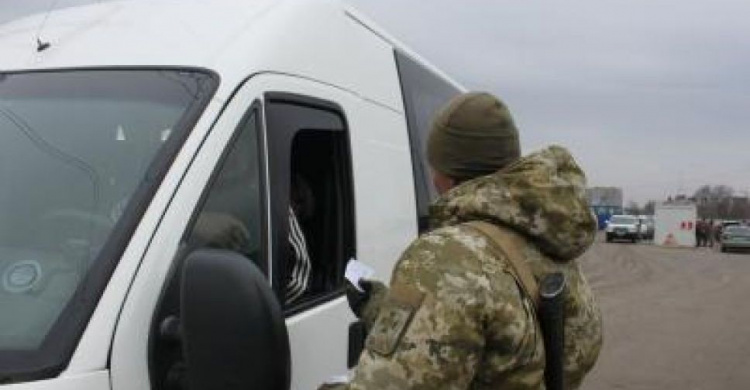 Более 28 тысяч человек пересекли в воскресенье донбасские пункты пропуска