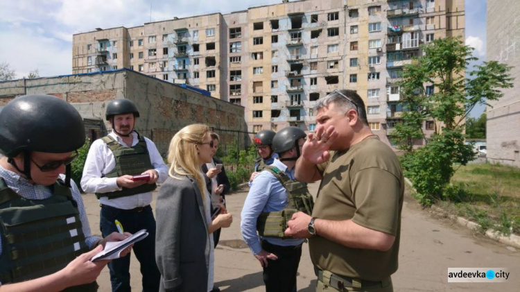 Британские парламентарии увидели мощь и раны Авдеевки (ФОТО)