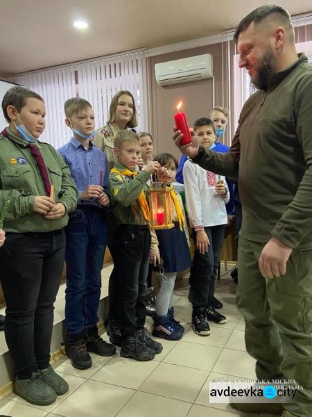 Авдіївські пластуни передали міській ВЦА Віфлеємський вогонь миру