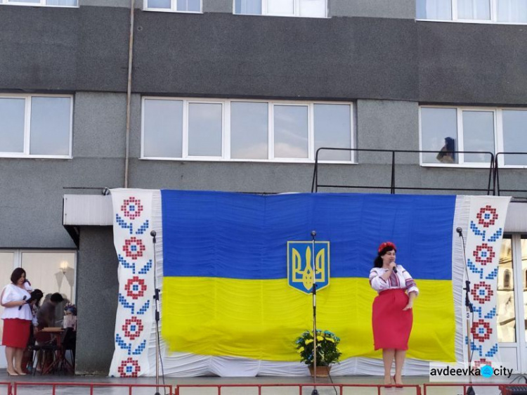 День независимости в Авдеевке: награждения, метания красок и концерт (ФОТОРЕПОРТАЖ)