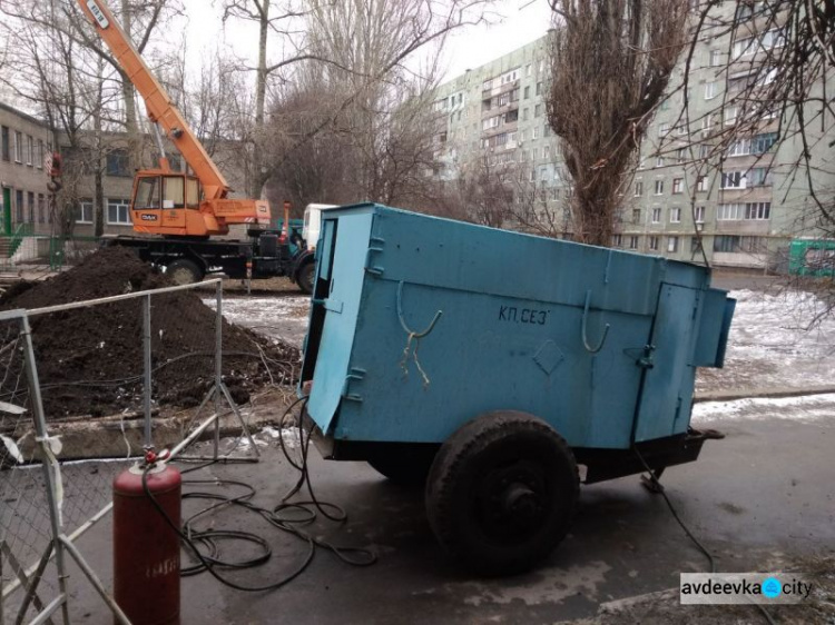 Авдеевские коммунальщики борются с разорвавшимися трубами (ФОТОФАКТ)