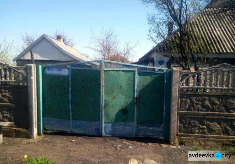 В Марьинке из-за утреннего обстрела повреждены шесть домов