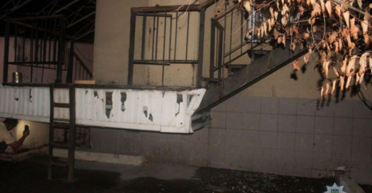Полиция разбирается со взрывом возле магазина в прифронтовой Авдеевке (ФОТО)