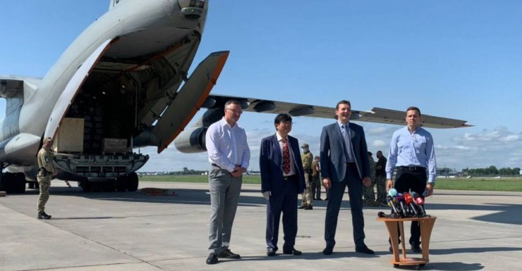 Метинвест доставил гуманитарную помощь из Китая для борьбы с коронавирусом в Украине