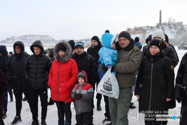 В Авдіївці на Водохреща освячували воду та пірнали в ополонку