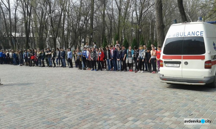 Из-за пожара в библиотеке эвакуированы более 400 авдеевских школьников  (ФОТОРЕПОРТАЖ)