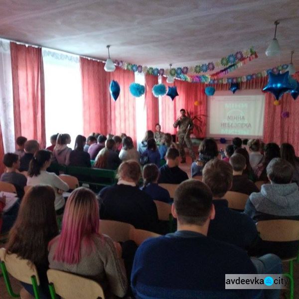 Авдеевские «симики» развозили подарки и учили безопасности (ФОТО)
