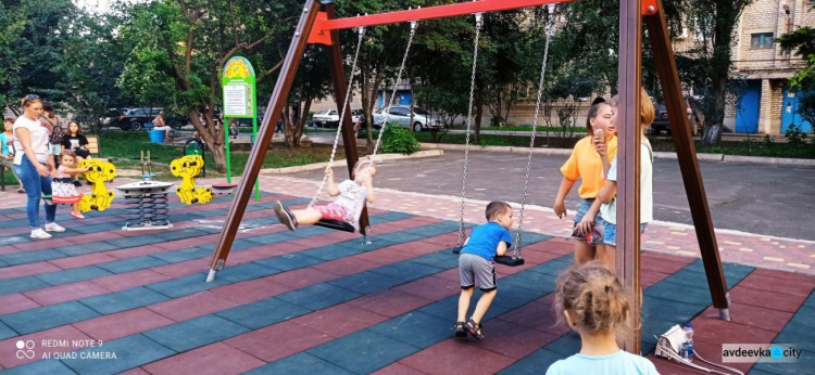 На новой детской площадке, подаренной городу Метинвестом, кипит жизнь (ФОТОФАКТ)